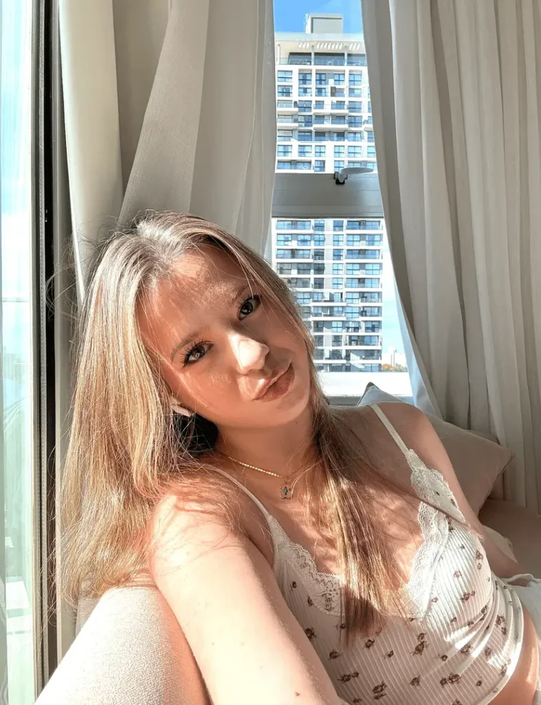 Nora Babe - Fansvex Girl